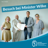 Der Zuwendungsbescheid wird feierlich überreicht