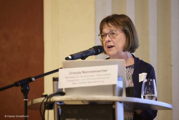 Ministern Ursula Nonnemacher (Ministerium für Soziales, Gesundheit, Integration und Verbraucherschutz) hält ihr Grußwort zur Fachveranstaltung